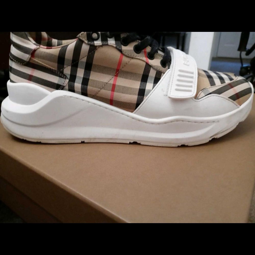 Burberry men shoes - Picture 2 of 3